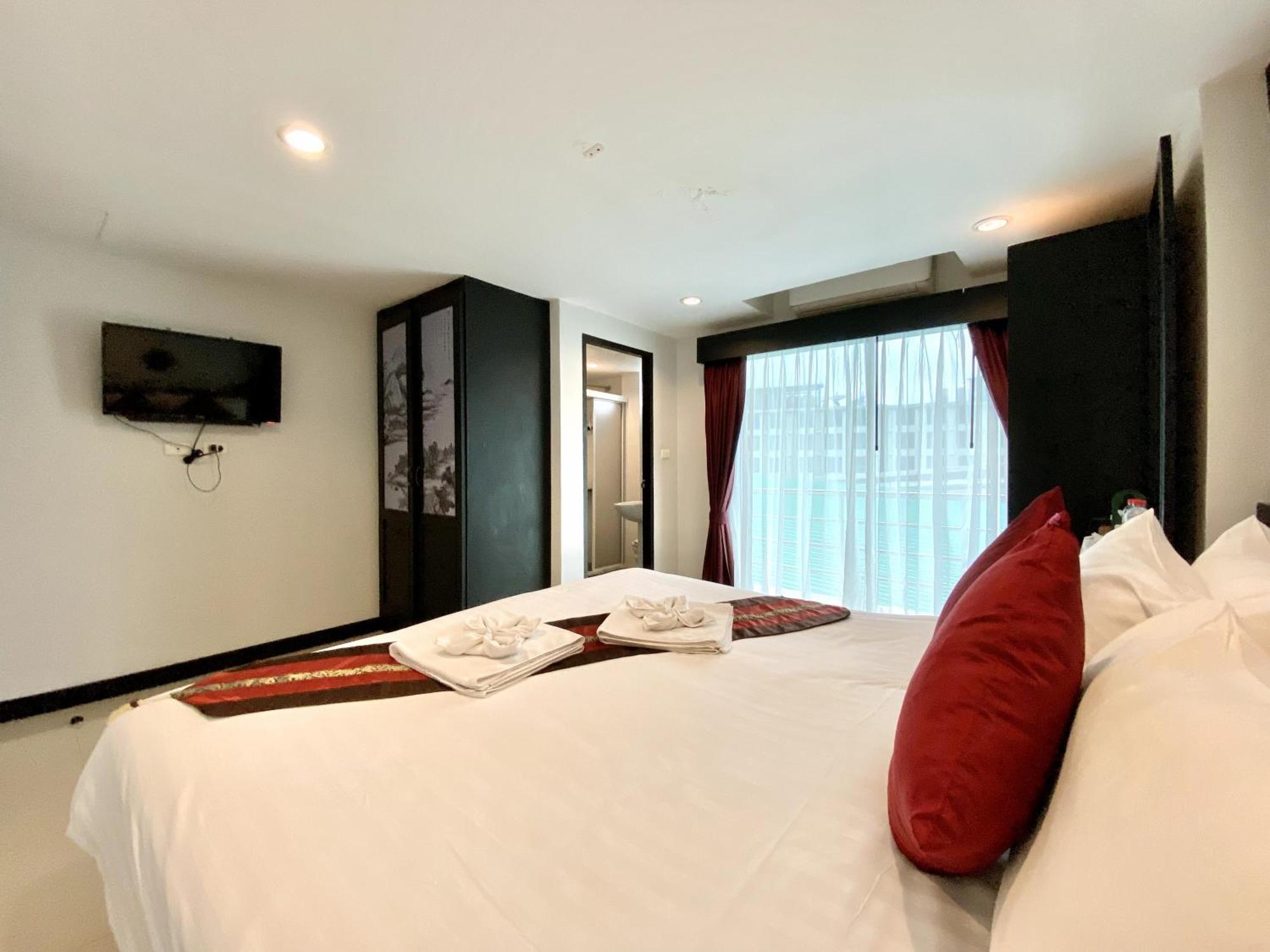 Sunray Beach Hotel Patong Exterior photo